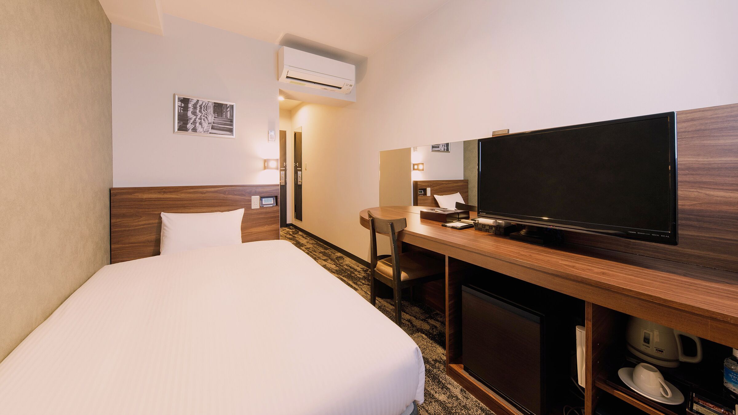 Escritorio, wifi gratis y ropa de cama 