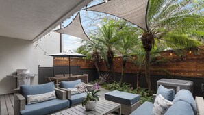 A patio area with outdoor furniture, a grill, and a wooden wall. - #1 GUEST FAVORITE for Napili & Kapalua Bays ! (Lahaina)