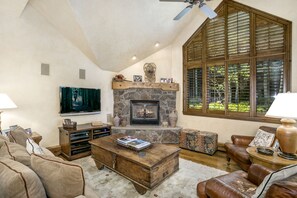 Smart TV, chimenea, reproductor de DVD y biblioteca musical 