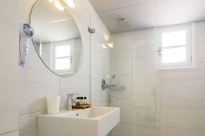 Superior Apartment, Hot Tub | Bathroom | Shower, free toiletries, hair dryer, bathrobes - De_naxia Suites (Santorini)