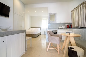 Standard-Suite, Whirlpool | Eigene Küche | Kühlschrank, Ofen, Herdplatte, Wasserkocher