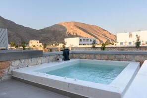 Outdoor spa tub - De_naxia Suites (Santorini)