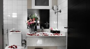 Ducha, artículos de higiene personal gratuitos, zapatillas y toallas