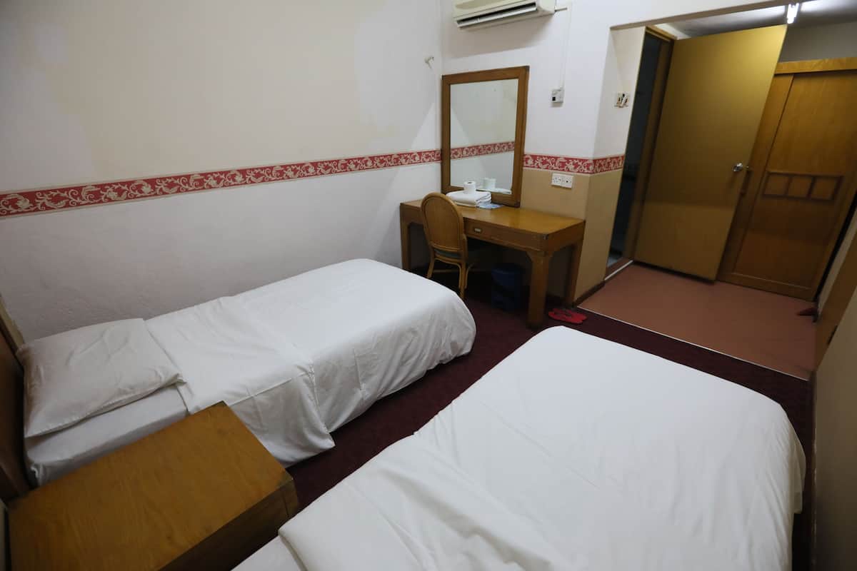 Standard Double or Twin Room | Meja, langsir/tirai gelap terus, kalis bunyi, seterika/papan seterika