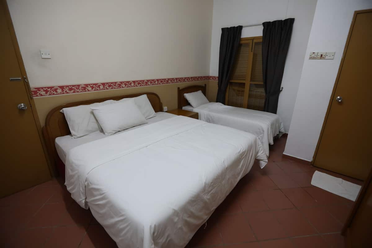 Triple Room | Meja, langsir/tirai gelap terus, kalis bunyi, seterika/papan seterika