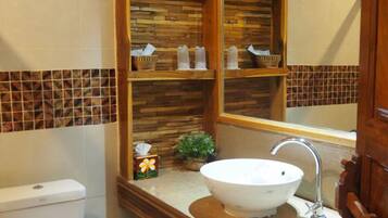 Habitación superior | Baño | Amenidades de baño gratuitas, toallas, jabón, shampoo