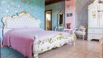 8 slaapkamers, een kluis op de kamer, een bureau