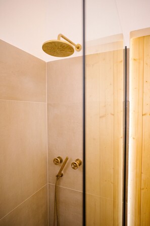Combined shower/bathtub, hair dryer, bidet, towels