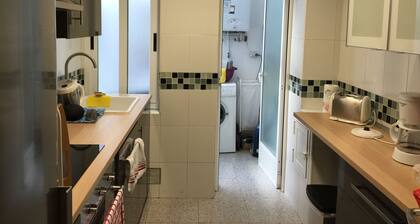 Calle Guerrilleros, entre centro histórico y la zona del Corte Inglès