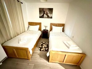 2 makuuhuonetta, silitysrauta/-lauta, ilmainen Wi-Fi, vuodevaatteet