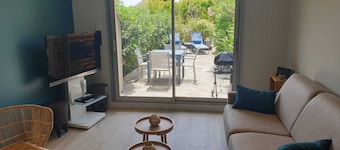 Luxury Beach Front BLUE Apartment ST CLAIR BEACH