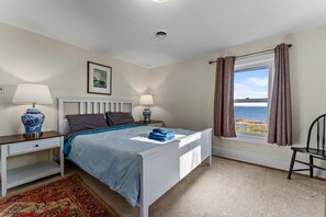 4 dormitorios, tabla de planchar con plancha, cuna de viaje