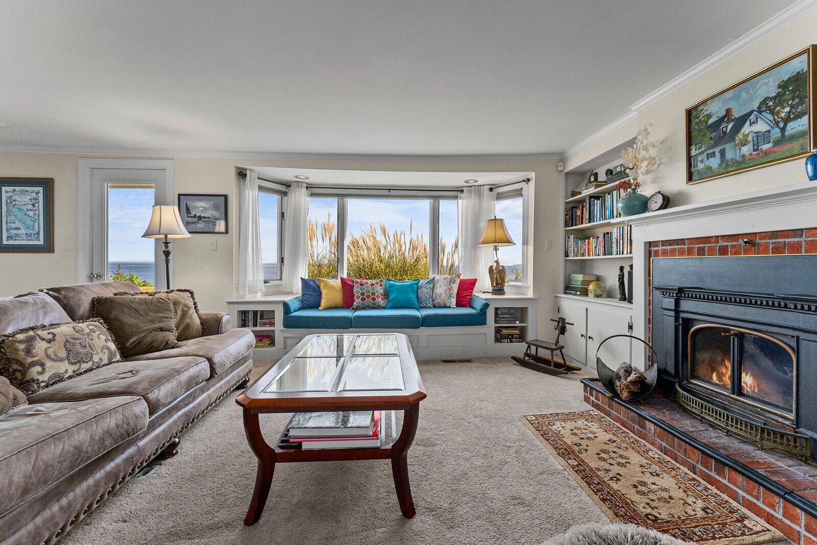 Smart TV, fireplace, DVD player, books