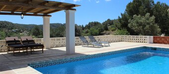 Une villa idéale pour les couples et les familles, piscine fermée et WiFi, barbecue et vue panoramique