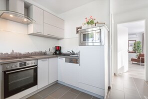 Kühlschrank, Mikrowelle, Ofen, Herdplatte