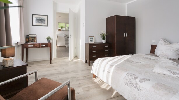 A bedroom with a bed, a dresser, a desk, and a chair. - Sunny days in our dreamlike, beautiful Dresden! (Center) (Dresden)