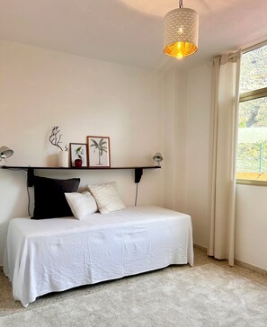 2 slaapkamers, een bureau, een strijkplank/strijkijzer, gratis wifi