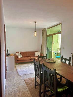 TV, books, music library, stereo