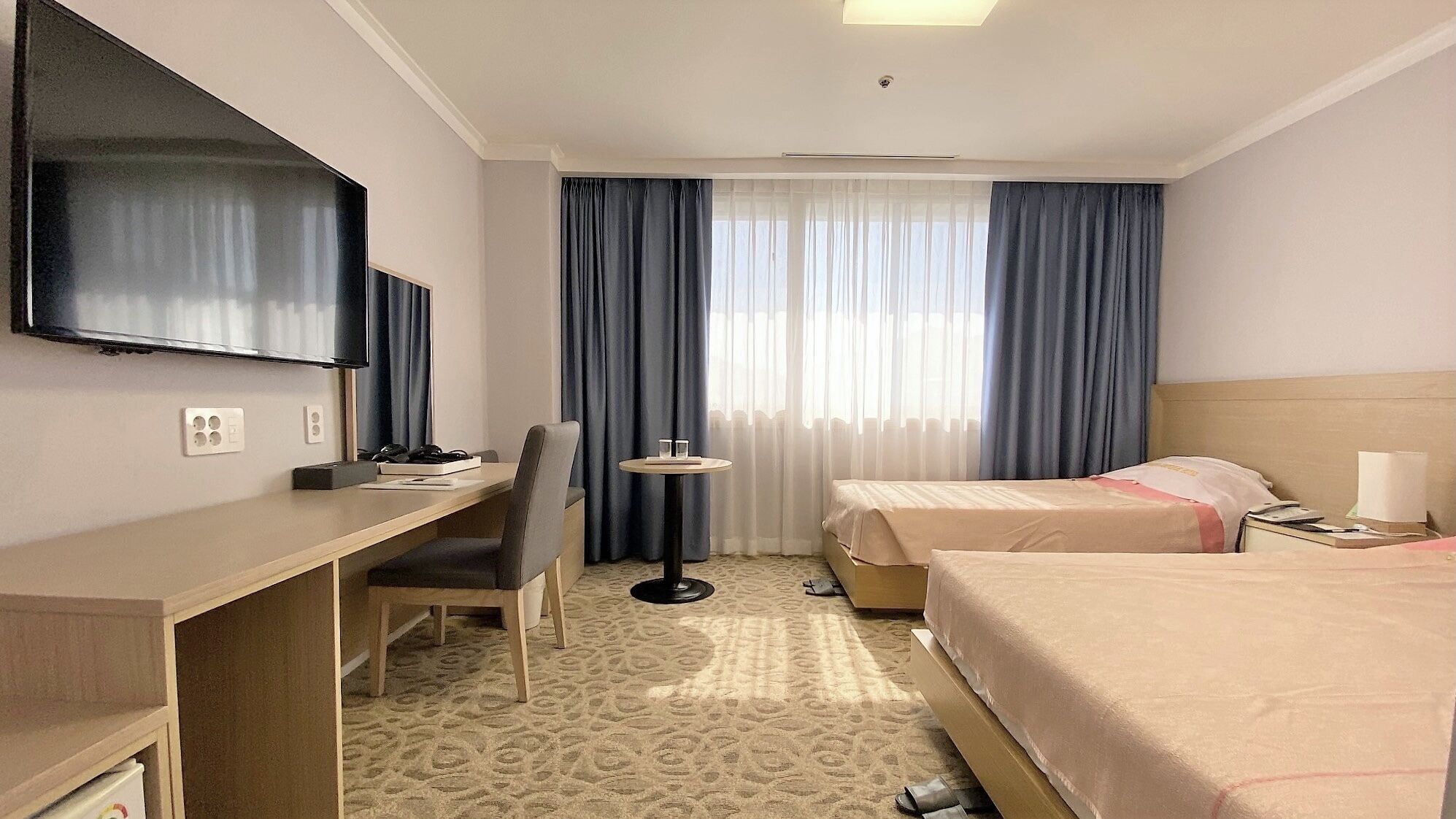 Minibar, gratis wi-fi och sängkläder