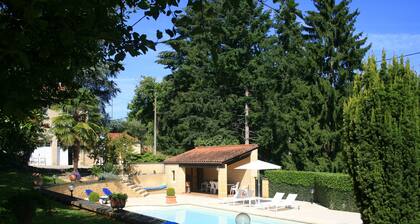 Se alquila pequeña casa de campo ubicada en el corazón de p. negro