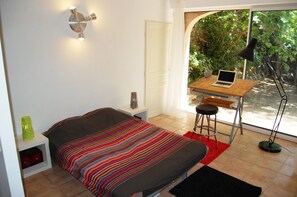 4 bedrooms, iron/ironing board, travel cot, WiFi