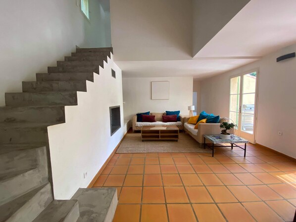 Smart TV, fireplace