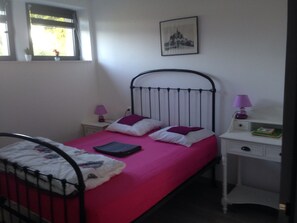 2 bedrooms, iron/ironing board, WiFi, bed sheets