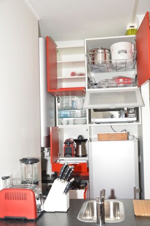 Réfrigérateur, micro-ondes, four, plaque de cuisson