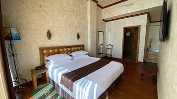 Suite Royale, 1 très grand lit, non-fumeurs, vue montagne | Literie de qualité supérieure, minibar, coffres-forts dans les chambres