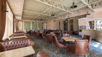 Breakfast and lunch served, local cuisine