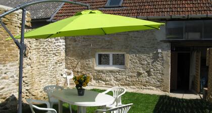 itsenäinen talo kylässä, jossa kaupat on merkitty 3 tähden