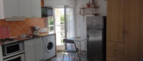Réfrigérateur, micro-ondes, four, plaque de cuisson