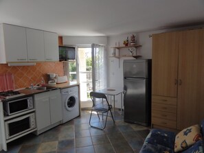 Kühlschrank, Mikrowelle, Ofen, Herdplatte