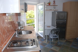 Réfrigérateur, micro-ondes, four, plaque de cuisson