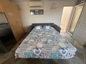 Caja de seguridad en la habitación y tabla de planchar con plancha