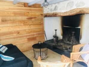 Fernseher, Kamin, Tischfußball, Tischtennisplatte