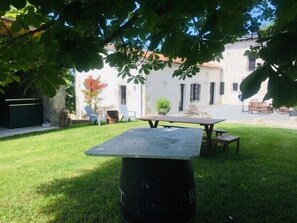 Outdoor dining - Charming family home with swimming pool in peaceful Gascony (Nérac)