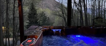 100 off weeknights. Deluxe Log Home near Cataloochee. Mt. view. Hot Tub. Game rm