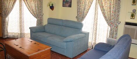 Smart TV, reproductor de DVD, libros y estéreo