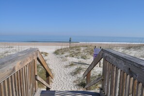 Ranta lähistöllä, aurinkotuoleja, rantapyyhkeitä