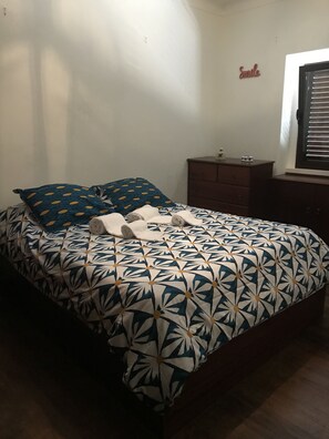 3 habitaciones, tabla de planchar con plancha y cuna de viaje 