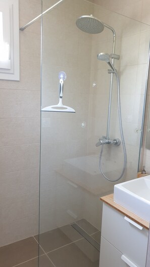 Shower, hair dryer, towels, shampoo