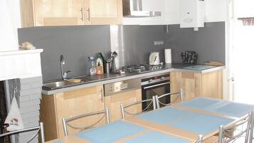 Een koelkast, een microgolfoven, een oven, een kookplaat