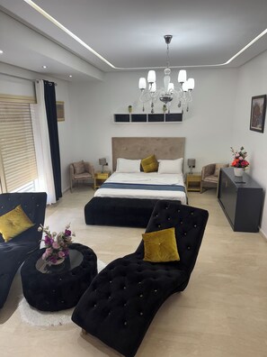 4 slaapkamers, een strijkplank/strijkijzer, reisbedje, gratis wifi