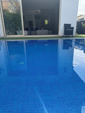 Een verwarmd zwembad