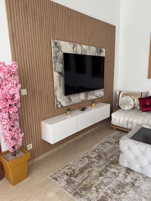 Smart-tv, eldstad, dvd-spelare och ett filmbibliotek