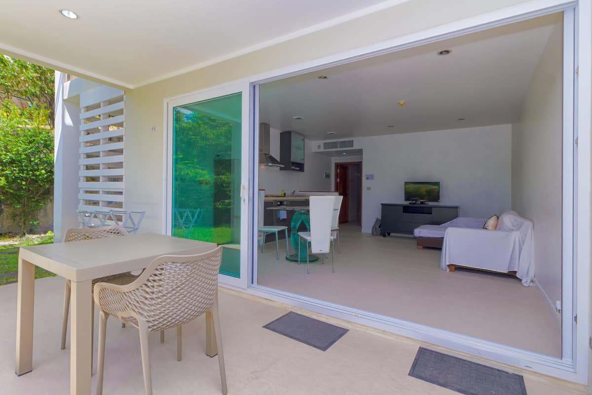 Deluxe Studio, 1 King Bed, Garden Area | In-room safe, desk, laptop workspace, WiFi (free)