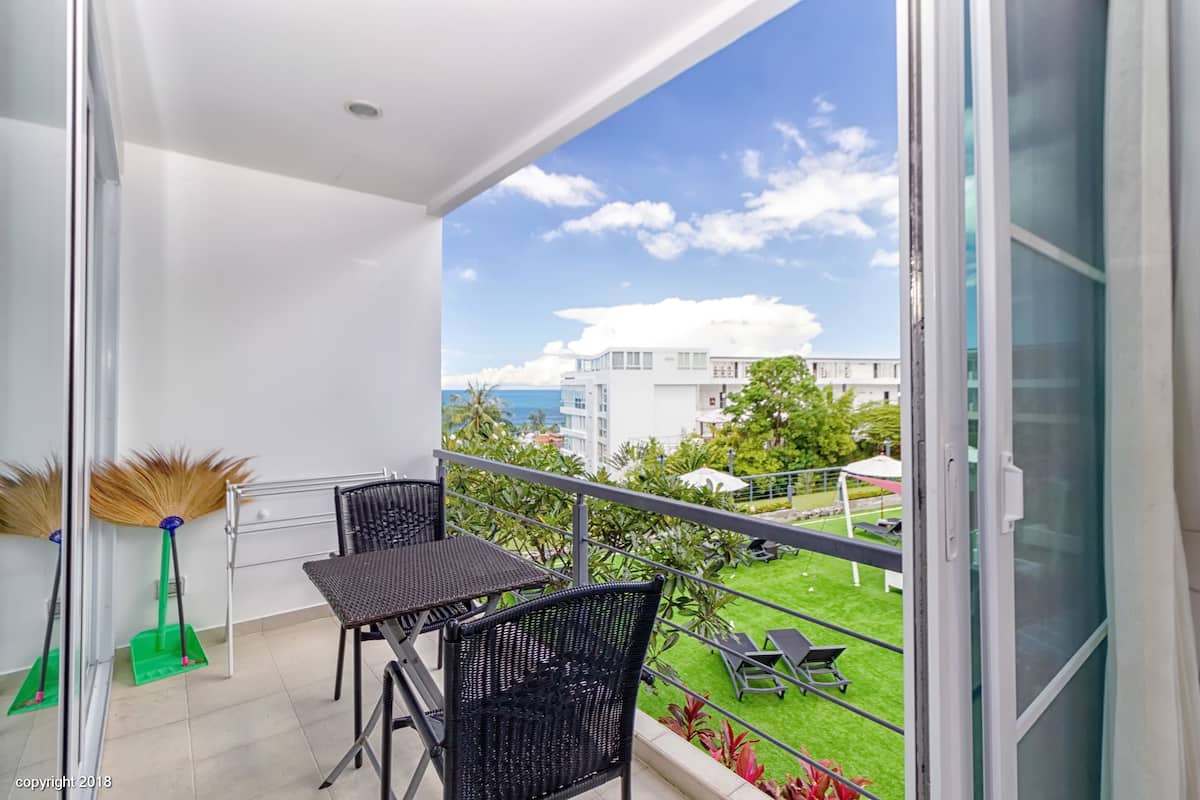 Deluxe Apartment, 2 Bedrooms, Sea View | In-room safe, desk, laptop workspace, WiFi (free)