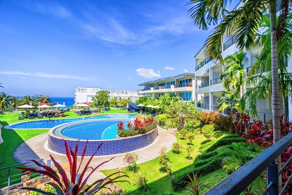 Caja de seguridad en la habitación, muebles diferentes y escritorio 