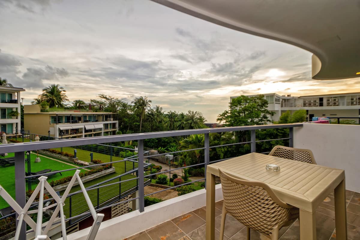 Deluxe Condo, 1 Bedroom, Kitchen, Sea View | In-room safe, desk, laptop workspace, WiFi (free)
